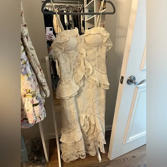 Gorgeous lace midi dress - Picture 3 of 3